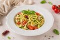 Spaghetti di zucchine e tonno