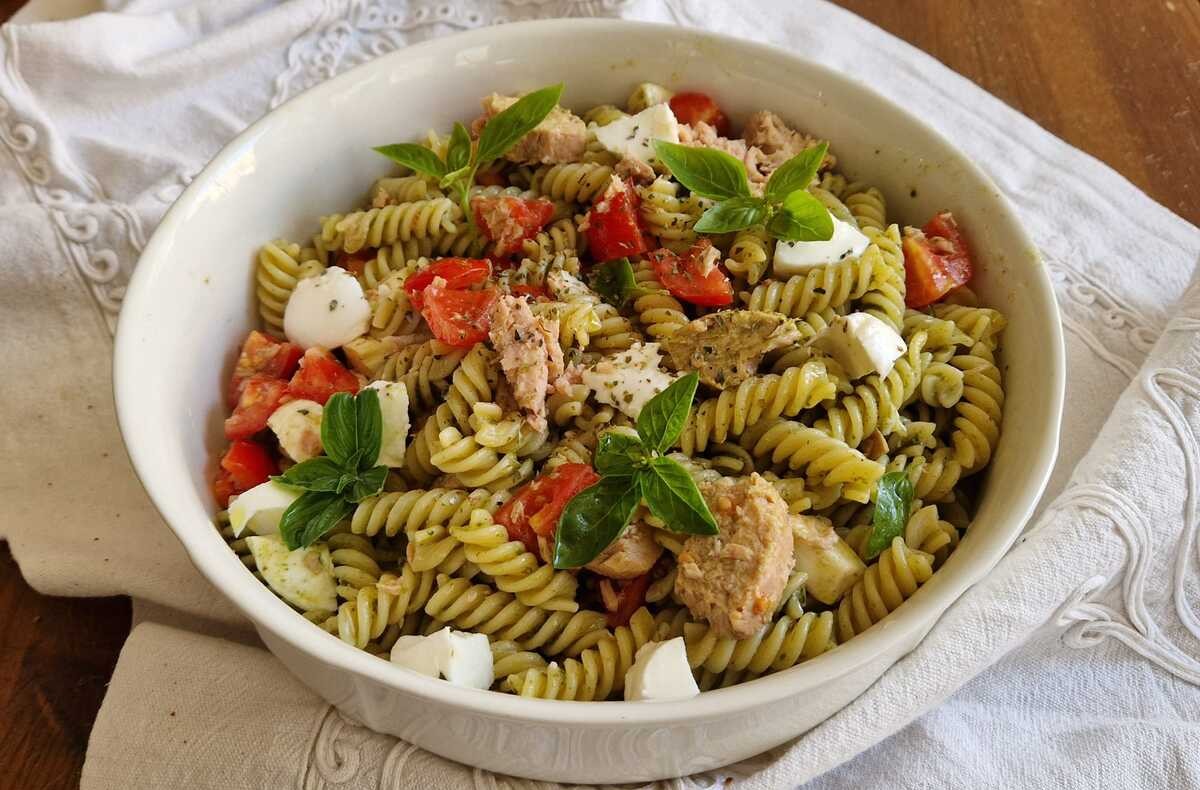 Pasta fredda con pesto pomodorini tonno e mozzarella