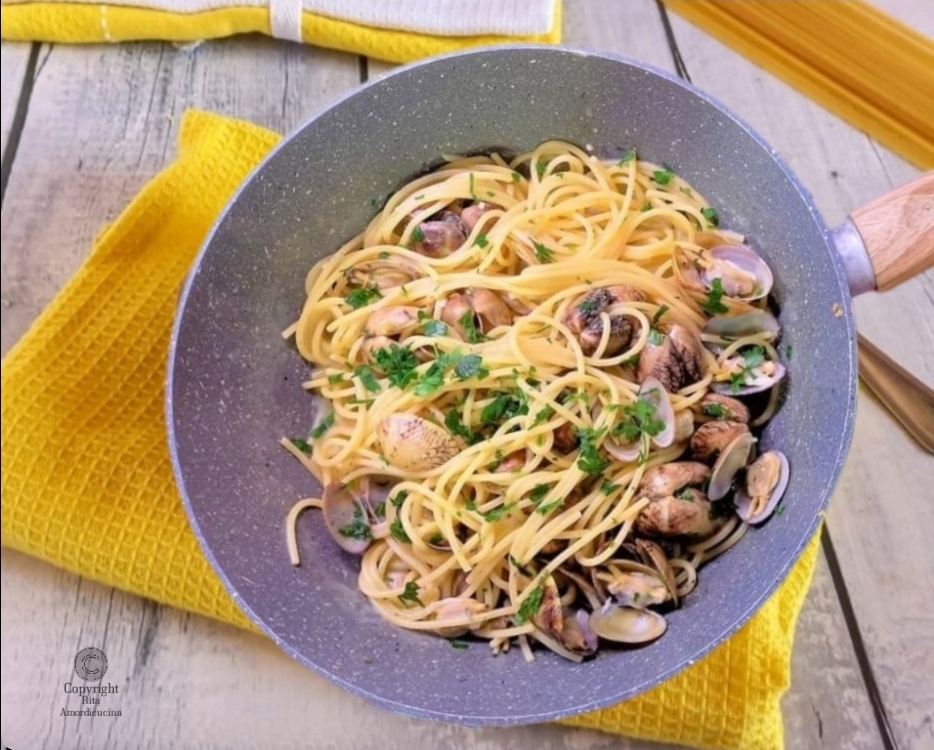 Spaghetti e vongole risottati alla siciliana