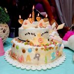 Torta arcobaleno con Marshmallow e confettini
