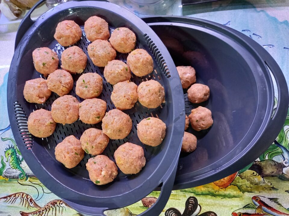 Polpette di tonno con cipolle caramellate