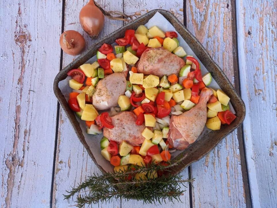 Il pollo al forno con patate e verdure