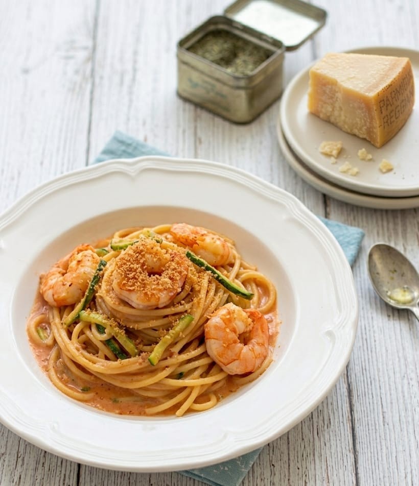 Spaghetti cremosi con zucchine gamberoni e bottarga fatta in casa