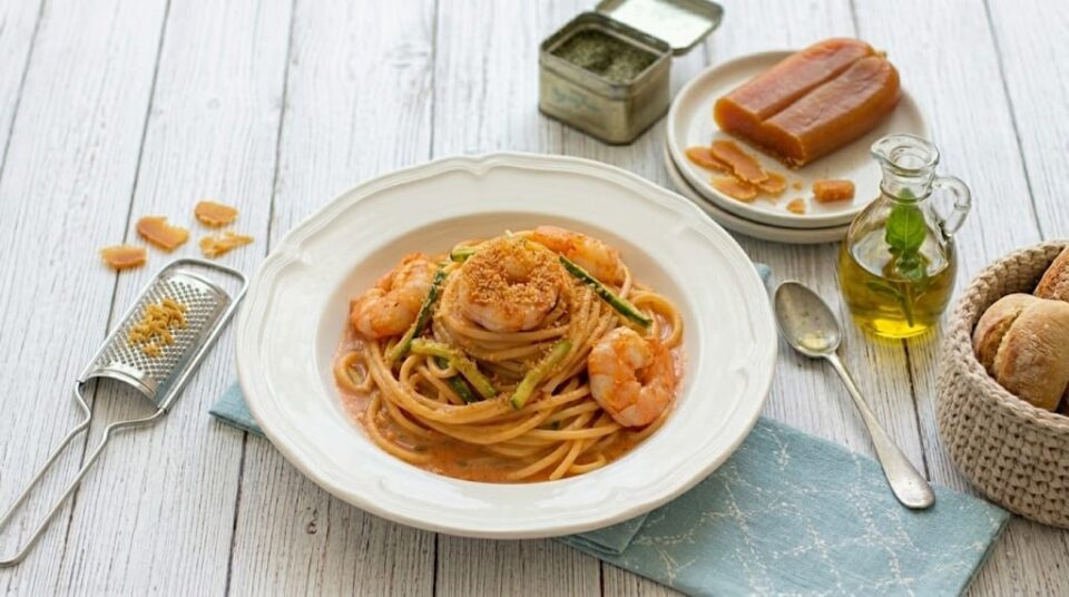 Spaghetti cremosi con zucchine gamberoni e bottarga fatta in casa