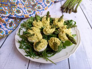 Uova ripiene con crema di asparagi