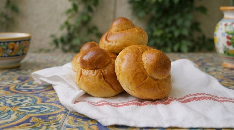 La vera ricetta originale delle brioches col tuppo Messinesi