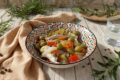 Insalata di pesce azzurro e verdure croccanti