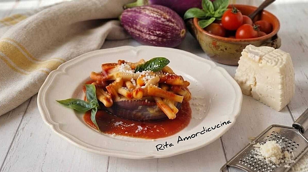 Melanzana filante ripiena con pasta alla Norma