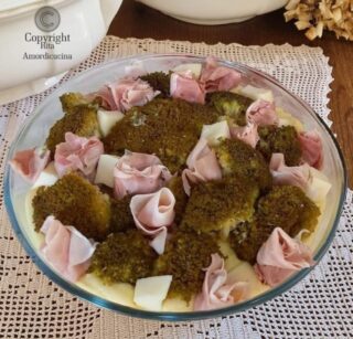 Giardino di broccoli con fiori di prosciutto