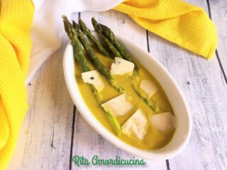 Consommé di asparagi e scaglie di parmigiano