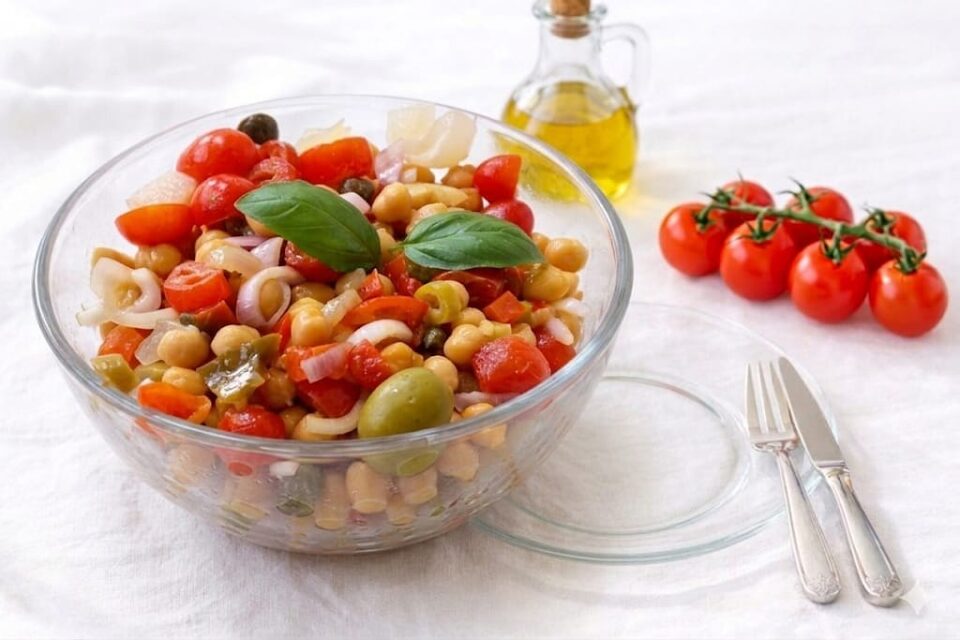 Insalata di ceci pomodorini e giardiniera
