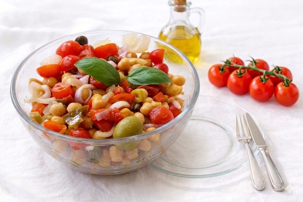 Insalata di ceci pomodorini e giardiniera