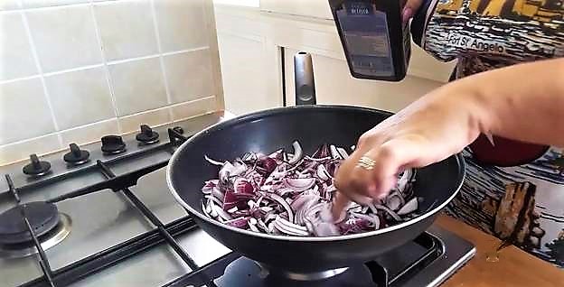 Polpette di tonno con cipolle caramellate