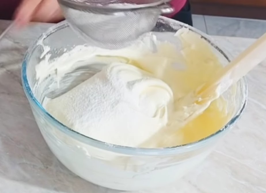 Ciambellone con zeste di limone e yogurt