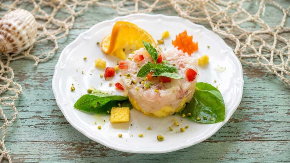 Tartare di ricciola ananas e arance