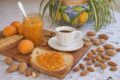 Marmellata composta di albicocche e mandorle