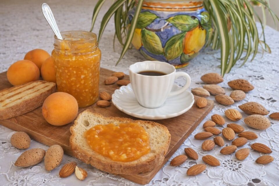 Marmellata composta di albicocche e mandorle