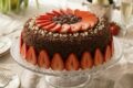 Torta al cioccolato e fragole con zucchero e senza