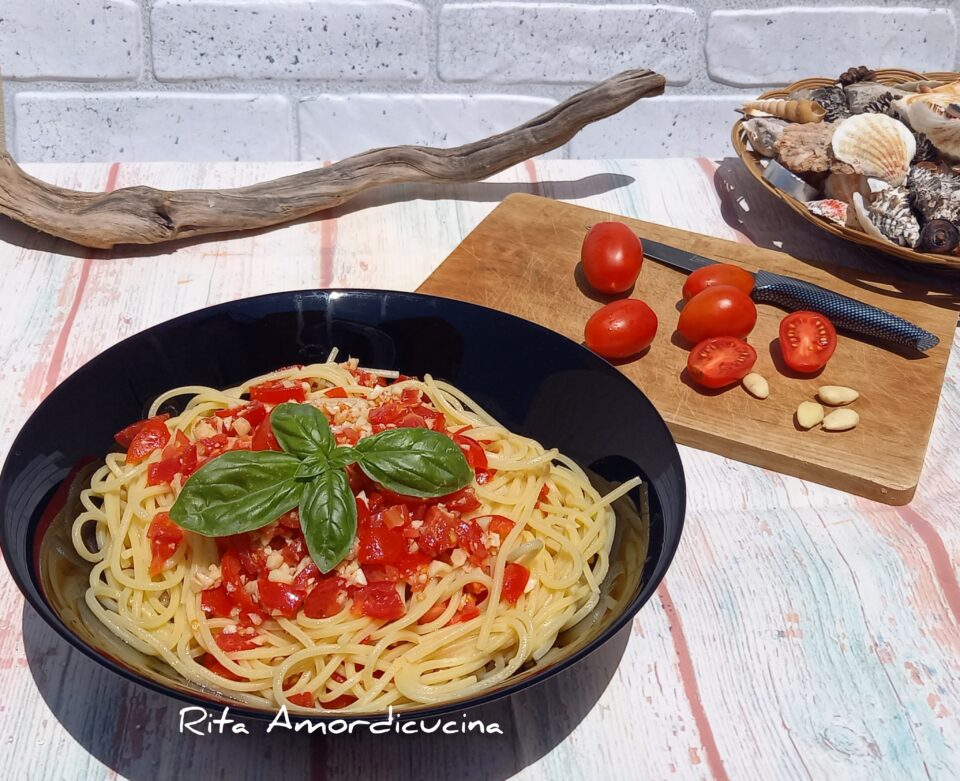 Spaghettata con pomodoro crudo e mandorle