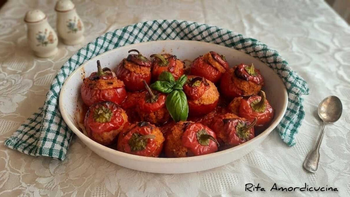 Peperoni piccoli ripieni al sugo