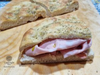 Focaccia bianca agli aromi