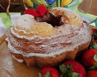 Ciambellone nuvola alle fragole e yogurt