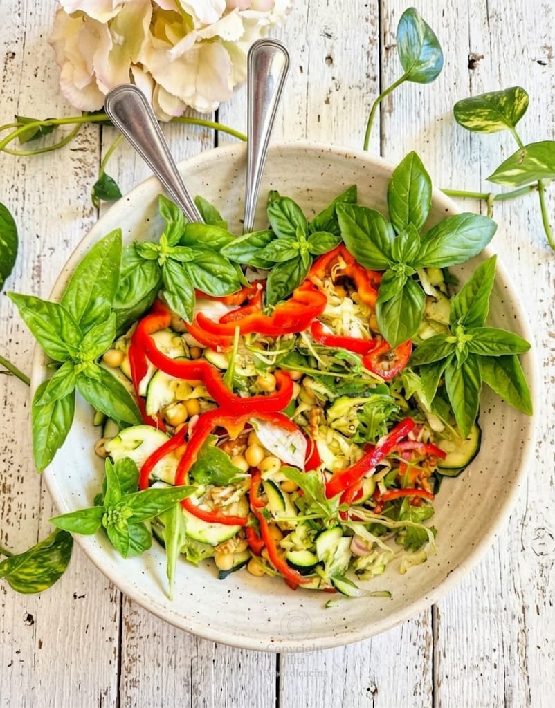 Insalata di ceci e verdure crude