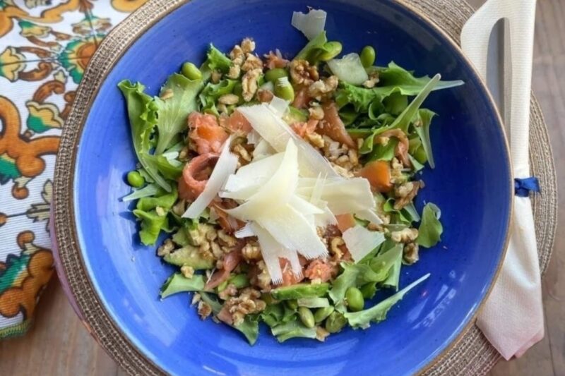 L’insalata di salmone con edame e noci