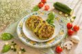 Gli hamburger di pollo con funghi e zucchine