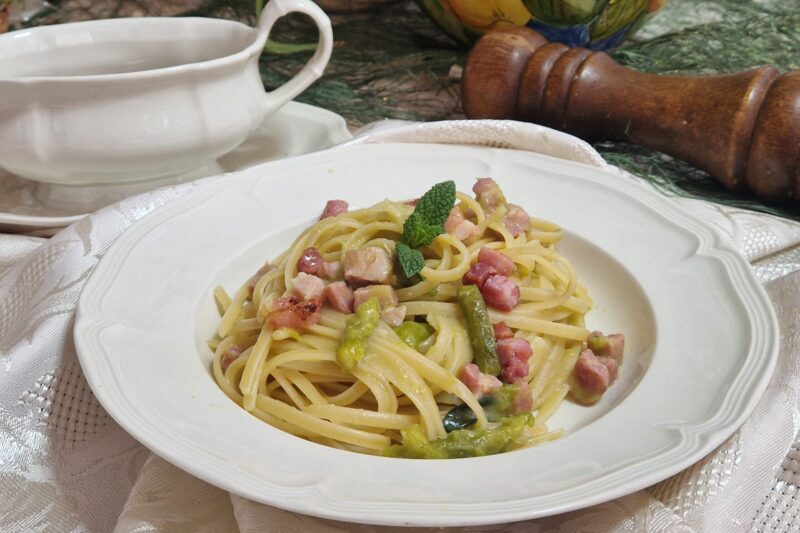 Le linguine con asparagi e pancetta croccanti