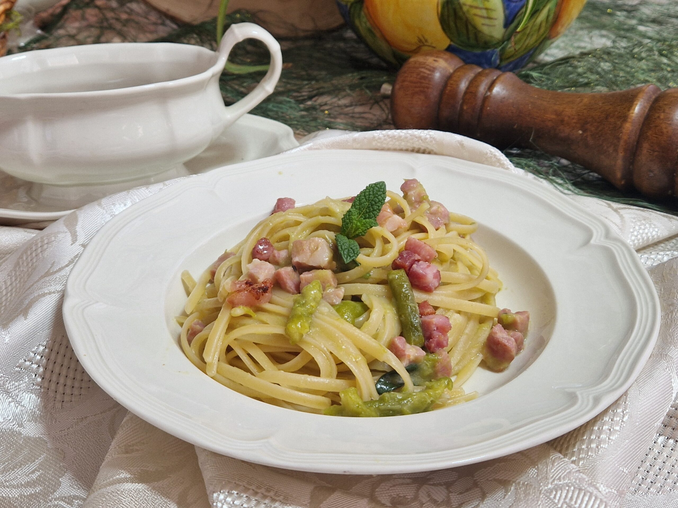 Le linguine con asparagi e pancetta croccanti
