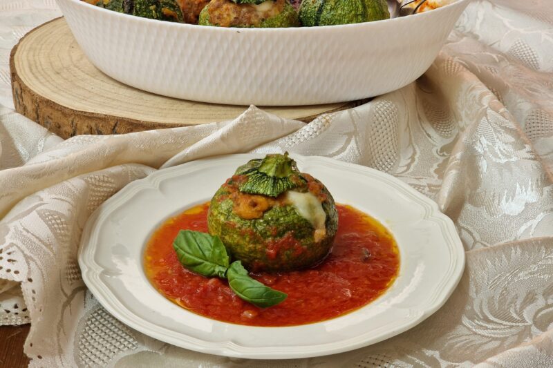 Le zucchine tonde ripiene di carne e al sugo