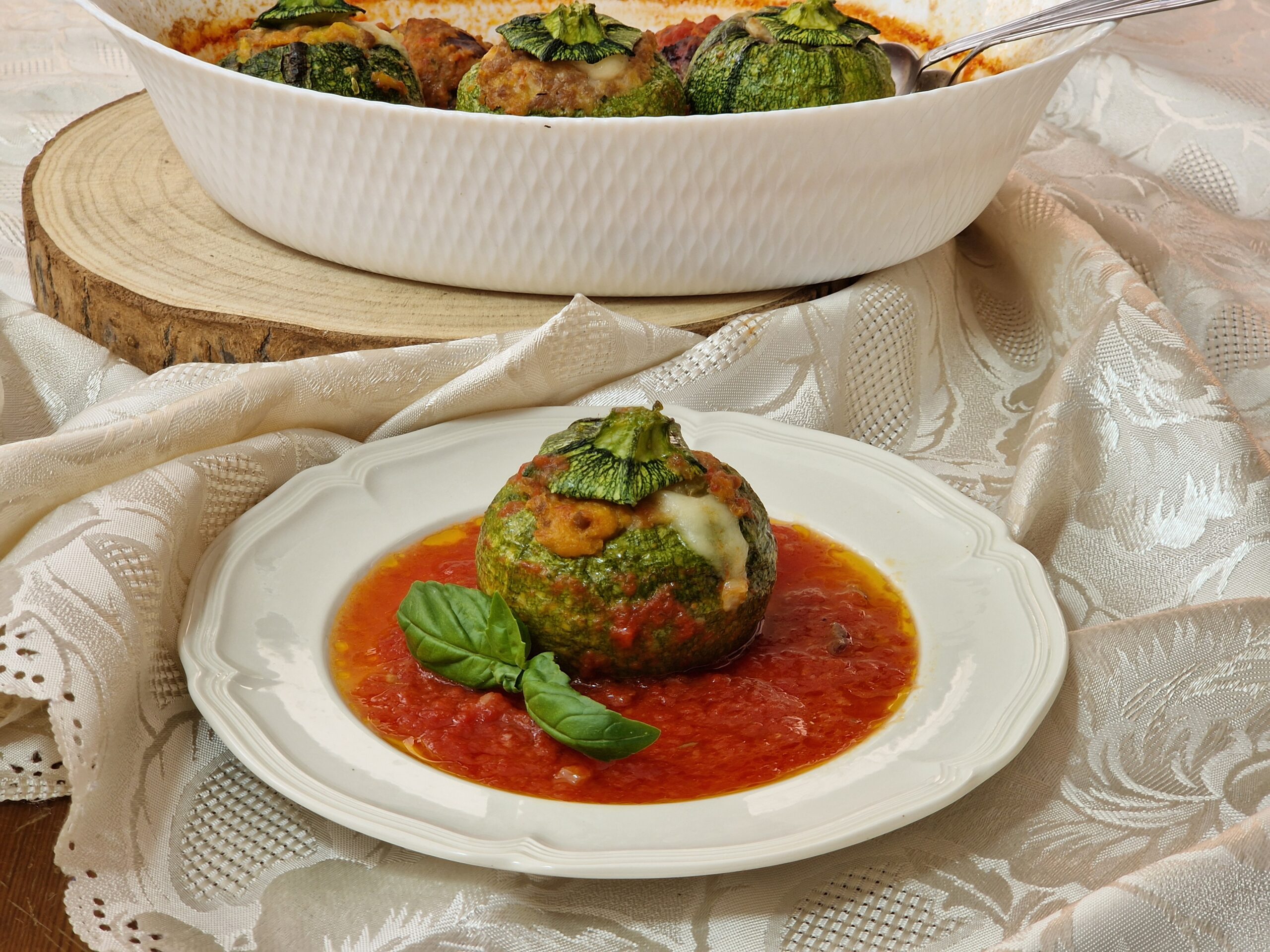 Le zucchine tonde ripiene di carne e al sugo