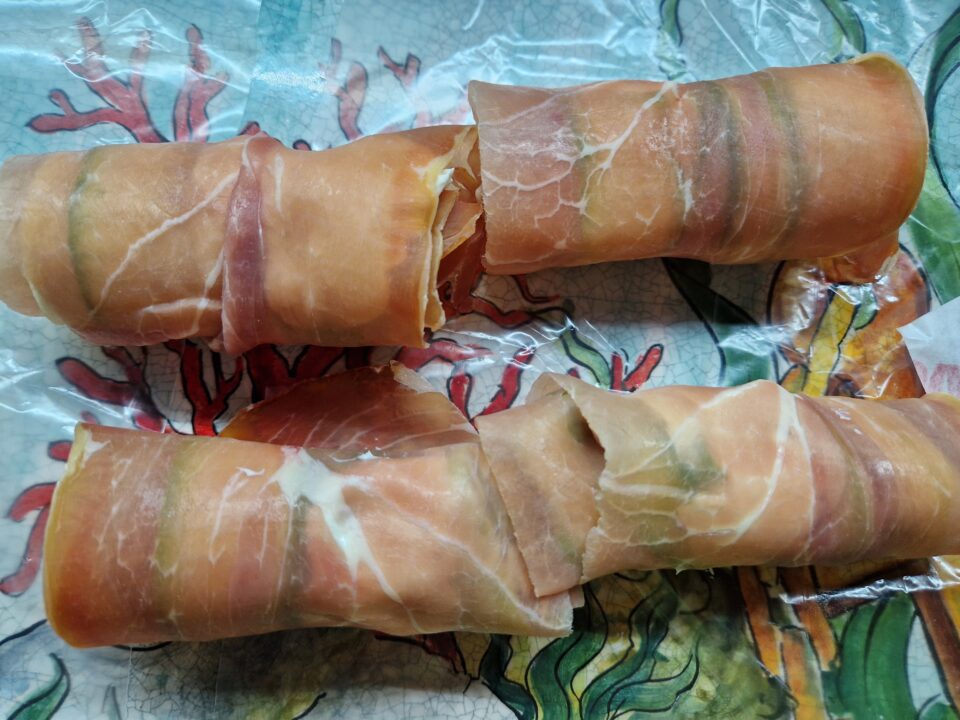 Gli involtini di prosciutto crudo e zucchine