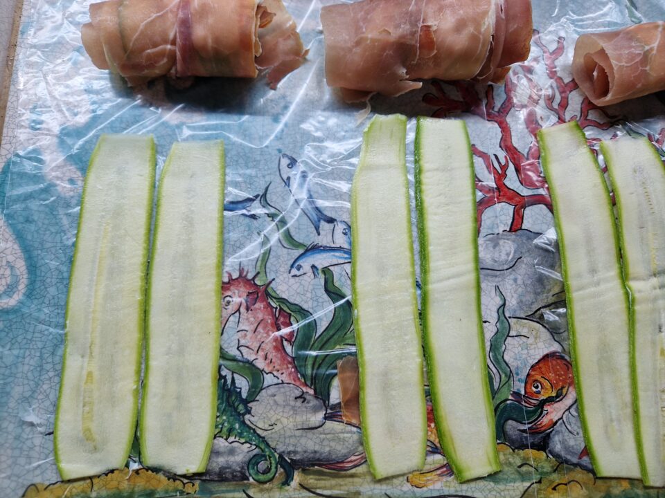 Girelle di zucchine prosciutto crudo e mozzarella
