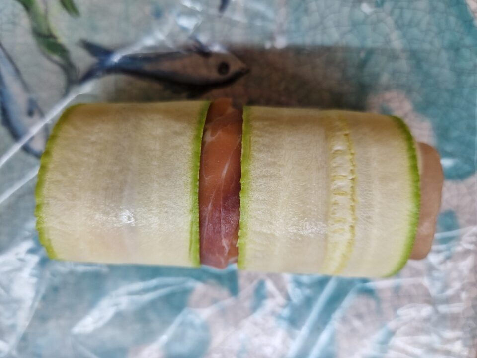 Gli involtini di prosciutto crudo e zucchine