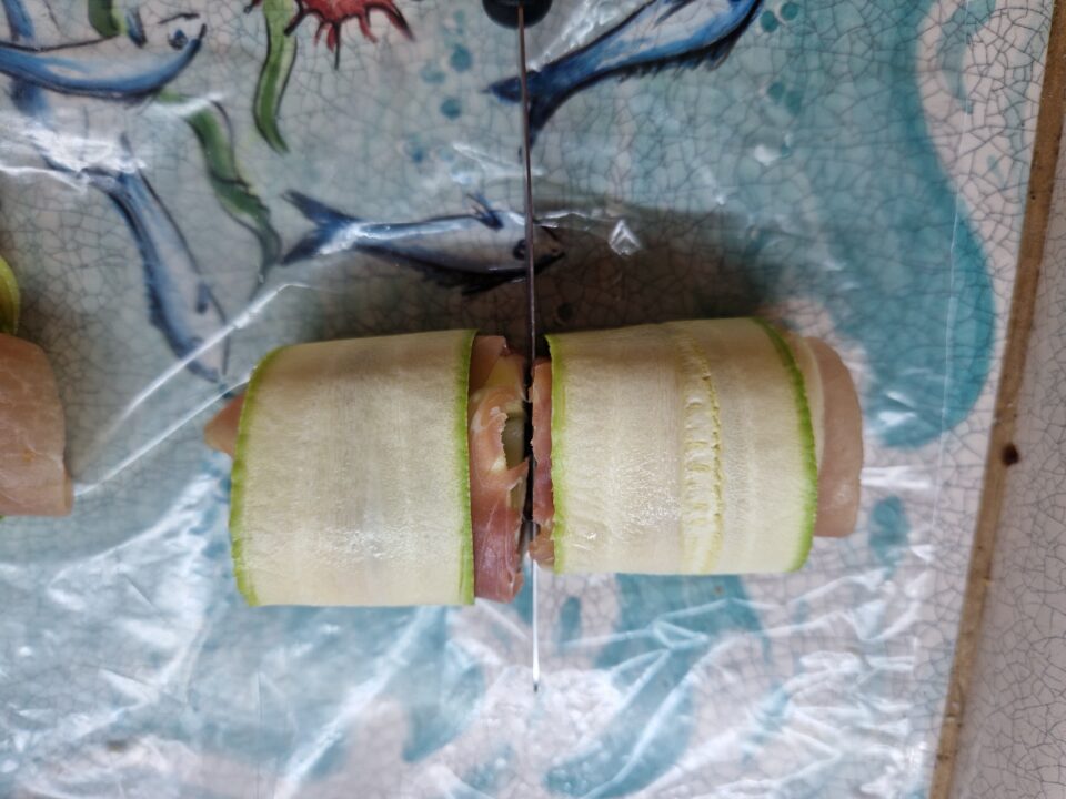 Gli involtini di prosciutto crudo e zucchine