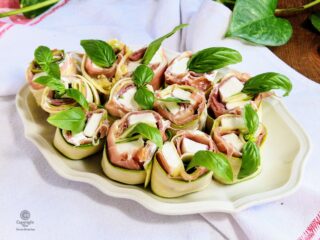 Gli involtini di prosciutto crudo e zucchine