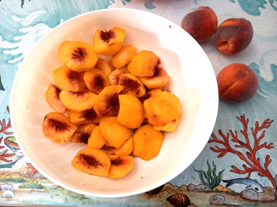 Per un effetto ancora più goloso, potete unire alla crema di yogurt 100 ml di panna.
·	Potete preparare tutti gli ingredienti e tenerli in frigo ben coperti anche per un giorno. Comporrete i bicchierini solo al momento di servire.
