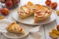 La crostata cremosa con pesche e crema pasticcera