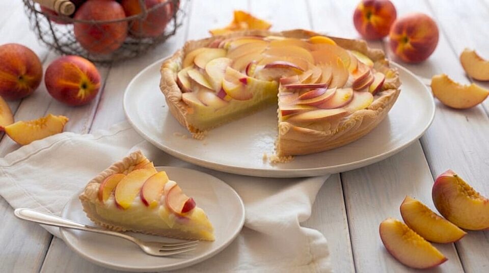 La crostata cremosa con pesche e crema pasticcera