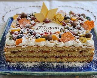 La torta delizia alla crema pasticcera frutta e panna