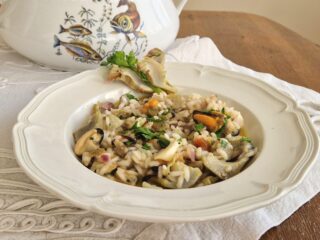 Risotto cremoso con carciofi e frutti di mare