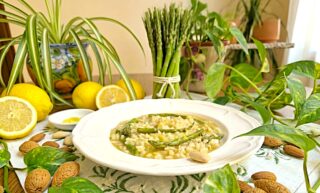 Risotto cremoso agli asparagi mandorle tostate e zeste di limone