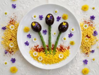 Antipasto di asparagi e uova viola con fiori eduli