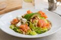 Insalata di Salmone Affumicato Avocado e Feta