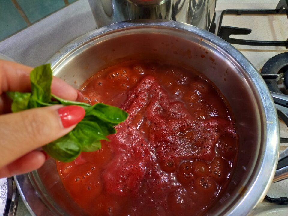 Pasta al sugo con ricotta e melanzane 