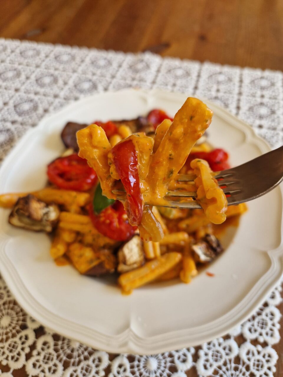 Pasta cremosa pomodorini e melanzane e basilico