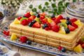 Mattonella di biscotti con crema e frutta