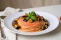 Pasta al sugo con ricotta e melanzane